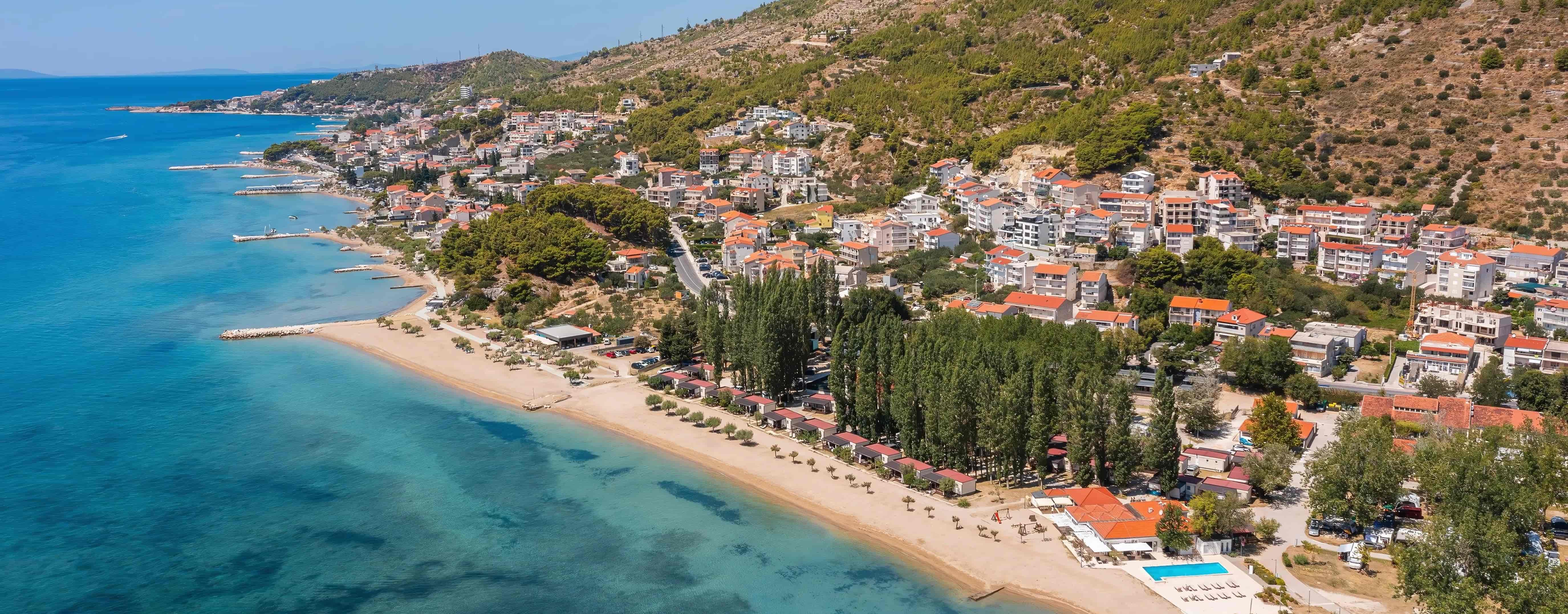 Almissa mobilházak a tengerparton, Omiš